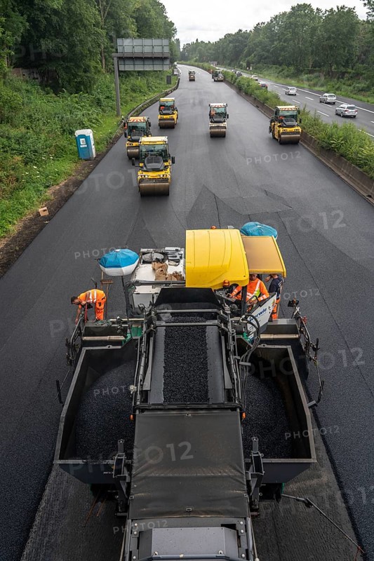 Renewal of the road surface on the A40 motorway between the Kaiserberg junction and Mülheim-Heißen, in the direction of Essen, over a length of 7.6 kilometres, with whisper asphalt, so-called open-pored asphalt, 10-day closure of the motorway, North Rhine-Westphalia, Germany, Europe