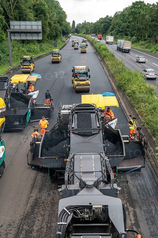 Renewal of the road surface on the A40 motorway between the Kaiserberg junction and Mülheim-Heißen, in the direction of Essen, over a length of 7.6 kilometres, with whisper asphalt, so-called open-pored asphalt, 10-day closure of the motorway, North Rhine-Westphalia, Germany, Europe