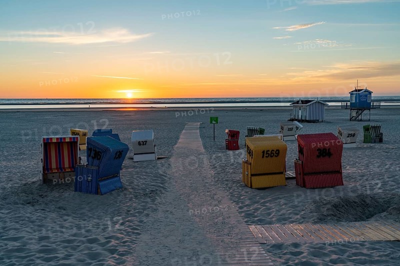 North Sea island of Langeoog, early summer, shortly after the first easing of the lockdown in the Corona crisis, still quite few tourists on the beach, beach chairs, DLRG watchtower, Lower Saxony, Germany, Europe