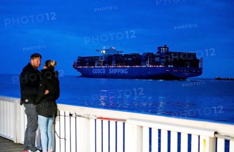 Ship in the Elbe estuary, pier Neue Liebe, evening, Cuxhaven, Lower Saxony, Germany, Europe