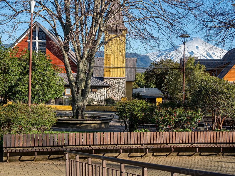 Central plaza, plaza de armas, Pucon, volcano Villarica in the back, La Auracania, Chile, South America