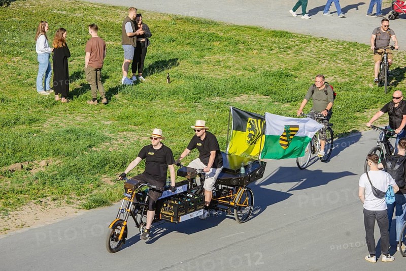 Men's groups out and about on the banks of the Elbe, the Elbe cycle path and the Elbe meadows, Dresden, Saxony, Germany, Europe