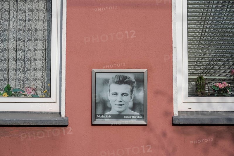 The Schalke Mile, Mile of Tradition, Kurt-Schumacher-Straße in Gelsenkirchen-Schalke, residential building with photos of former Schalke players, legends, Reinhard Stan Libuda, Gelsenkirchen, North Rhine-Westphalia, Germany, Europe