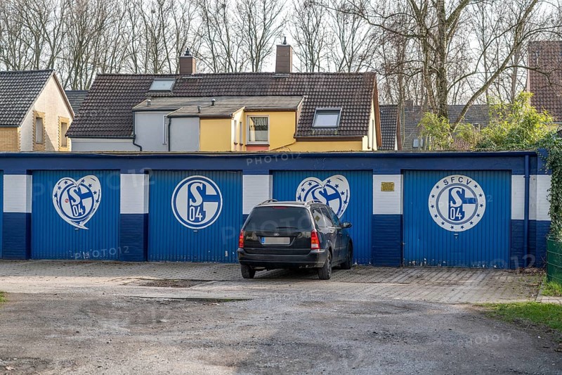 The Schalke Mile, Mile of Tradition, Kurt-Schumacher-Straße in Gelsenkirchen-Schalke, Seitenstrtasse, Hubertusstrasse, garage doors in Schalke look, Gelsenkirchen, North Rhine-Westphalia, Germany, Europe