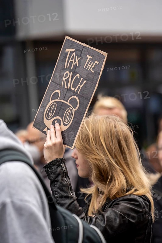 Demonstration by the Solidarity Autumn Alliance against the consequences of inflation and high energy prices for citizens, organised by an alliance of trade unions and organisations, Düsseldorf, North Rhine-Westphalia, Germany, Europe