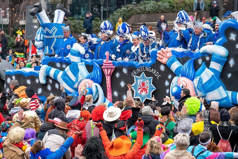 Rose Monday parade in Düsseldorf, themed floats of carnival societies and other participants in the street carnival, North Rhine-Westphalia, Germany, Europe