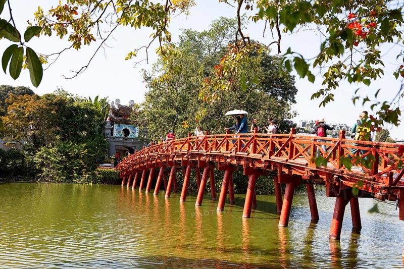 Huc Bridge (red bridge), entrance to Ngoc Son Temple on Hoan Kiem Lake, Hanoi, Vietnam, Asia