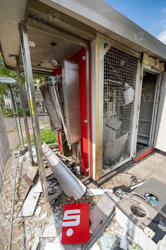 Blown up ATM of the Sparkasse in Mülheim-Heißen, Hingbergstraße, the free-standing ATM was probably blown up with explosives for the third time, the perpetrators probably did not take any money, Mülheim an der Ruhr, North Rhine-Westphalia, Germany, Europe