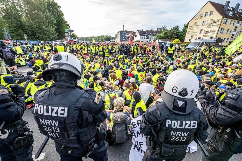 Demonstration against the AFD party conference in Essen, blockade of Alfredstraße, bridge over the A52 motorway, North Rhine-Westphalia, Germany, Europe