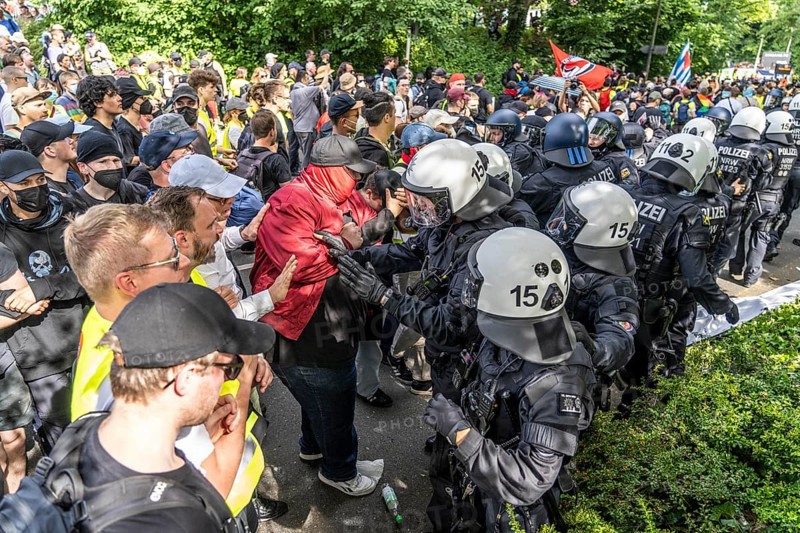 Riots in the run-up to the AFD party conference in Essen, demonstrators try to prevent AFD delegates from entering the Grugahalle, they are led through the demonstrators by a massive police contingent, there were many scuffles, Essen, North Rhine-Westphalia, Germany, Europe