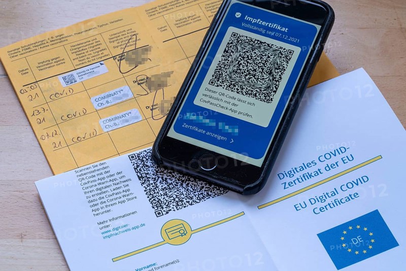 Vaccination booklet, proof of triple vaccination with the Corona vaccine from AstraZeneca and BioNTEch/Pfizer, COMIRNATY 2x, the third as a booster vaccination, against the Corona virus, Covid-19, proof of vaccinations, international document based on WHO recommendations, digital vaccination certificate, on the smartphone, CovPass app