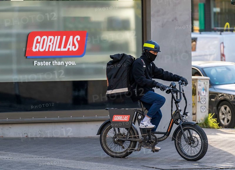 Bicycle courier from the fast delivery service Gorillas, delivers groceries, currently in over 20 German cities, within 10 minutes, orders via an app, Bochum, North Rhine-Westphalia, Germany, Europe