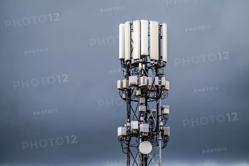 Mobile radio mast with various antenna systems, for mobile radio and other telecommunications, G5 mobile radio standard