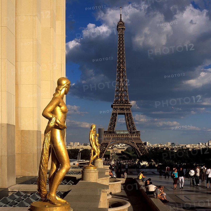 Die vergoldeten Statuen vom Trocadéro, hinten der 330m hohe Eifflturm, gebaut zum 100. Jahrestag der Französischen Revolution, Paris, Frankreich