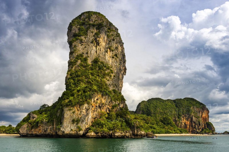 Island landscape near Krabi, stormy sky, thunderstorm, cloudy, weather, sky, storm clouds, nature, force of nature, sea, ocean, island, seascape, travel, tourism, seascape, climate, climate change, horizon, tropical, monsoon, season, season, holiday, chalk cliffs, exotic, bay, bay of the sea, rock, rocky, sandstone cliffs, coast, coastal landscape, landscape, nature, natural landscape, Siam, paradise, holiday paradise, seascape, Railay beach, Phuket, Thailand, Asia