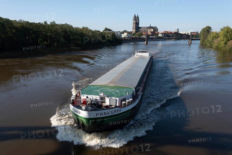 Barge, travelling up the Elbe, Magdeburg Cathedral behind, lift bridge, Magdeburg, Saxony-Anhalt, Germany, Europe