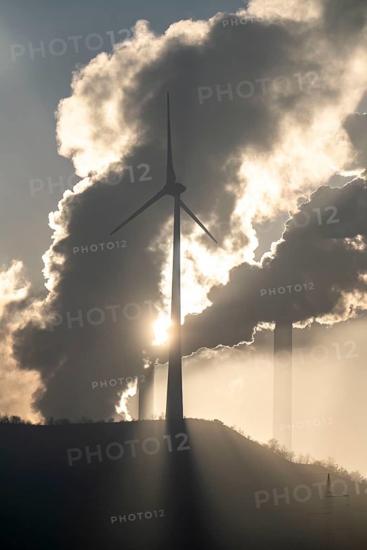 Windpark Halde Oberscholven, smoke clouds from the cooling tower and chimney of the Uniper coal-fired power plant Scholven, Gelsenkrichen, North Rhine-Westphalia, Germany, Europe