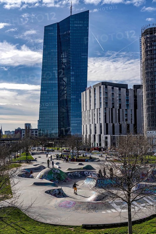 Building of the European Central Bank, ECB, Skaterpark am Ostenhafen, am Main in Frankfurt, Hesse, Germany, Europe