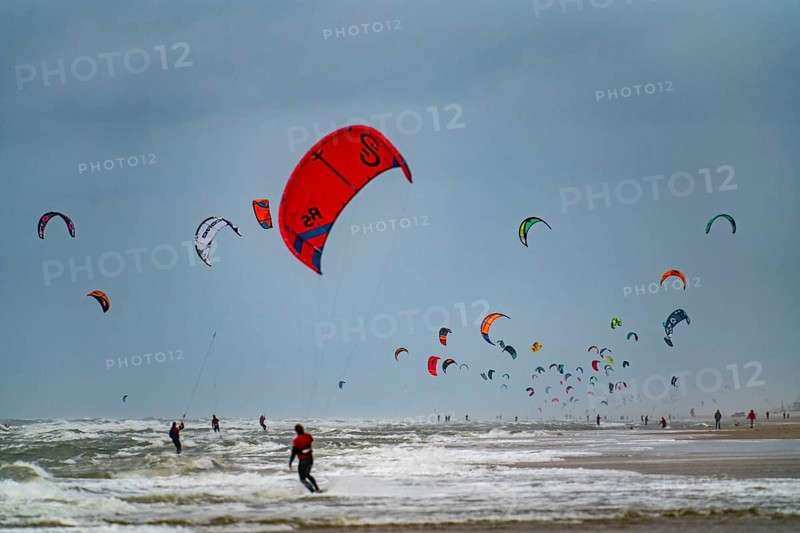 Hoek tot Helder, the longest downwind kite trip race in the world, 130 kilometres in one day along the Dutch North Sea coast, from Hoek van Holland to Den Helder, charity race with over 450 participants, kitesurfers on the beach of Egmond aan Zee, North Holland, Netherlands