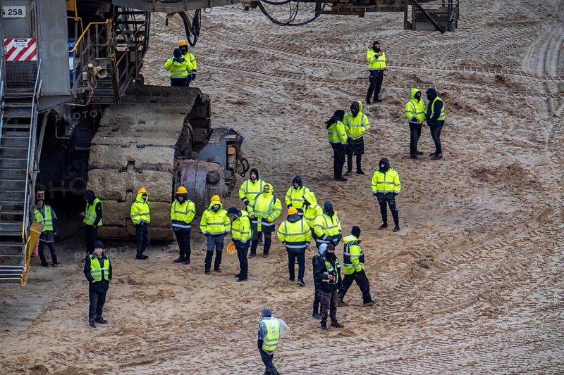 Violent clashes between thousands of demonstrators and the police, after a demonstration against the demolition of the brown coal village of Lützerath, the demonstration participants try to get to the rest of the village, Lützerah, and storm it, the police prevent this with a large contingent of forces, Erkelenz, North Rhine-Westphalia, Germany, Europe