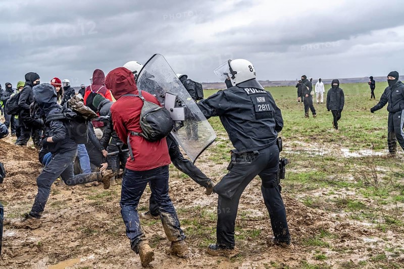 Violent clashes between thousands of demonstrators and the police, after a demonstration against the demolition of the brown coal village of Lützerath, the demonstration participants try to get to the rest of the village, Lützerah, and storm it, the police prevent this with a large contingent of forces, Erkelenz, North Rhine-Westphalia, Germany, Europe