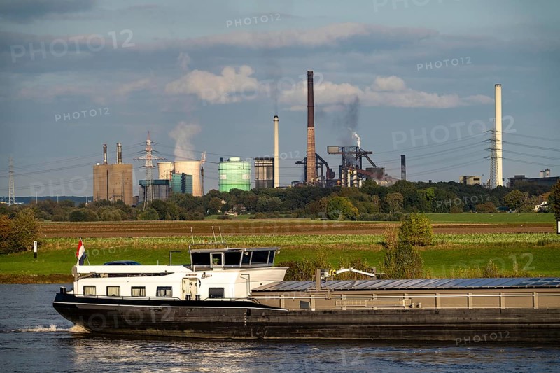 Hüttenwerke Krupp-Mannesmann, HKM in Duisburg-Hüttenheim, 2 blast furnaces, coking plant, cargo ship on the Rhine, Rhine meadows in Duisburg-Mündelheim, North Rhine-Westphalia, Germany, on the left the gas-fired power plant, cooling towers, Europe
