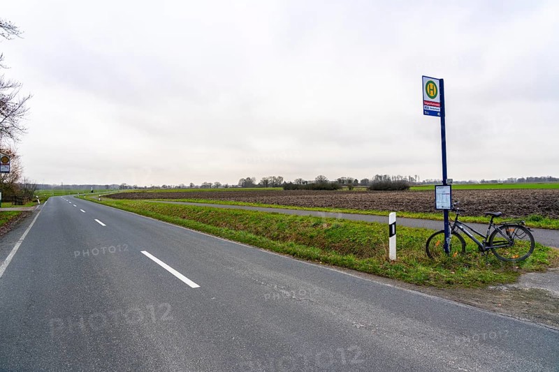 Bus stop Telges/Kerkmann, in the countryside, near Sendenhorst, line R55, RVM Regionalverkehr Münsterland, from Ahlen to Sendenhorst, parked bicycle, the bus runs every hour on weekdays, at weekends only on request by Taxi Bus, Münsterland