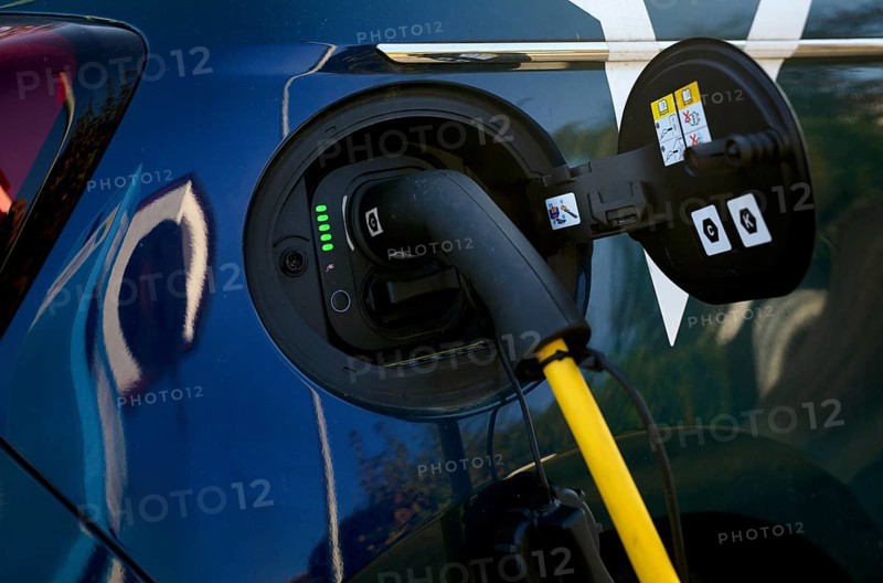 Charging indicator, charging plug with cable, charging station for electric cars, charging station, e-filling station, e-mobility, charging cable leads into e-car, Fiat 500 from ShareNow joins Free2move Car Rental, car sharing, logo, Stuttgart, Baden-Württemberg, Germany, Europe