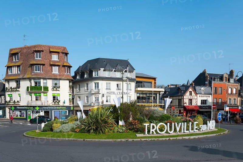 Roundabout in a town with various modern and historic buildings, Trouville-sur-Mer, Trouville, Cœur Côte Fleurie, Honfleur-Deauville, Lisieux, Calvados, Normandy, English Channel, France, Europe