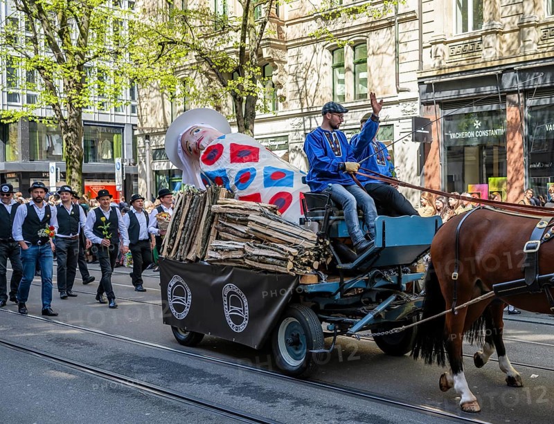 Float of the Schwyzer Güdelzischtiggsellschaft of the host canton of Schwyz, parade of historically costumed guildsmen, Sechseläuten or Sächsilüüte, Zurich Spring Festival, Zurich, Switzerland, Europe