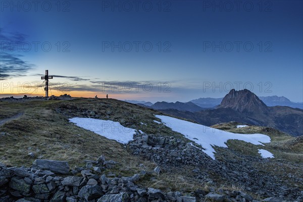 Peaceful dusk with summit cross on the Wildkogel and snow-covered mountain panorama in the background (Großer Rettenstein), Bramberg am Wildkogel, Salzburg, Austria, Europe