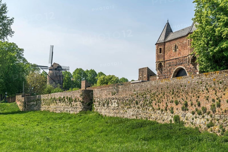 South gate, mill tower and town wall in the town of Zons, Dormagen, Lower Rhine, North Rhine-Westphalia, Germany, Europe