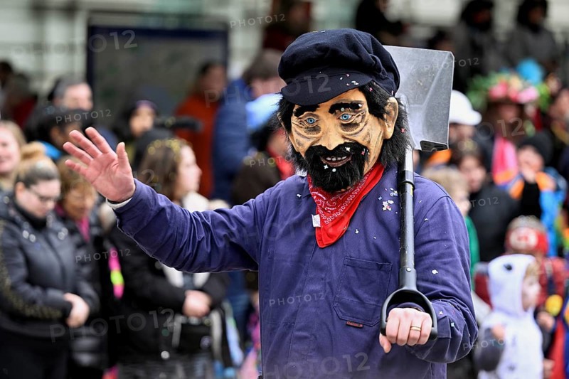 Person masked as farmer, field worker at the carnival parade of the Wey guild on Rose Monday, Güdismäntig, Lucerne Carnival 2024, Lucerne, Switzerland, Europe