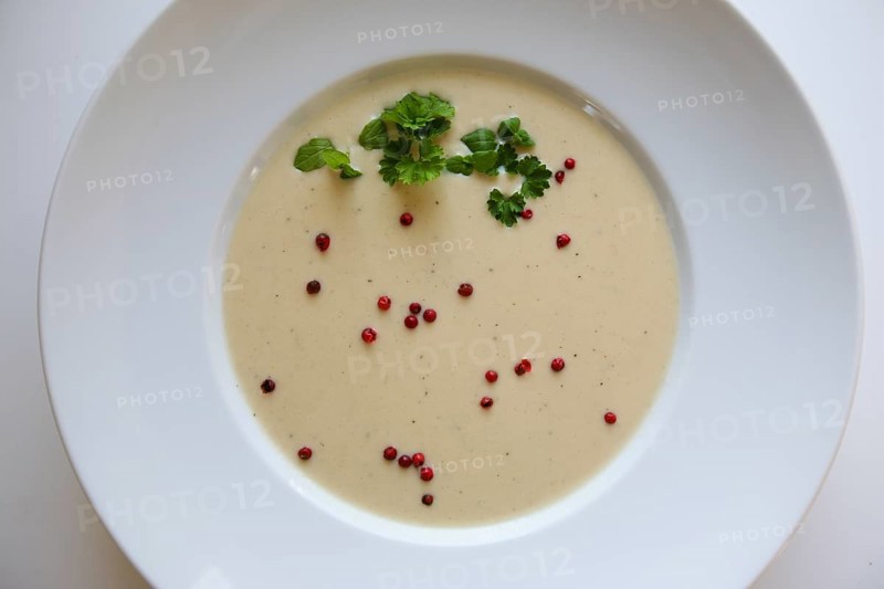 Swabian cuisine, green spelt soup, healthy, vegetarian, regional, soup served in a soup plate, red peppercorns, herbs, parsley, Peterling, home cooking, typical Swabian, traditional cuisine reinterpreted, food photography, studio, Germany, Europe