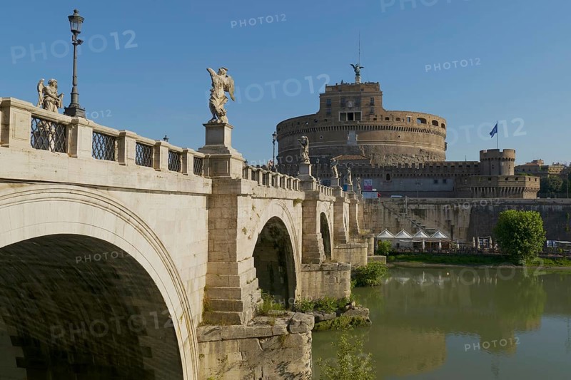 Engelsburg, Castel Sant'Angelo oder Mausoleo di Adriano, Rom, Italien / Mausoleum des Hadrian, Castel Sant'Angelo, Engelsburg, ein hoch aufragendes zylindrisches Gebäude im Parco Adriano, Rom, Italien