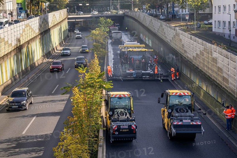 New whisper asphalt surface for the A40 motorway, in the city of Essen, direction Dortmund, 95, 000 square metres of porous asphalt will be laid over a distance of around 6 km, the motorway will be closed for 1 week, North Rhine-Westphalia, Germany, Europe