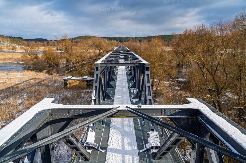 Europabrücke Bienenwerder, also Europabrücke Neurüdnitz-Siekierki with snow in winter, former railway bridge over the river Oder between Bienenwerder (Oderaue) and Siekierki (Zäckerick) in the town of Cedynia (Zehden) in Poland, Oderbruch, Brandenburg, Germany, Europe