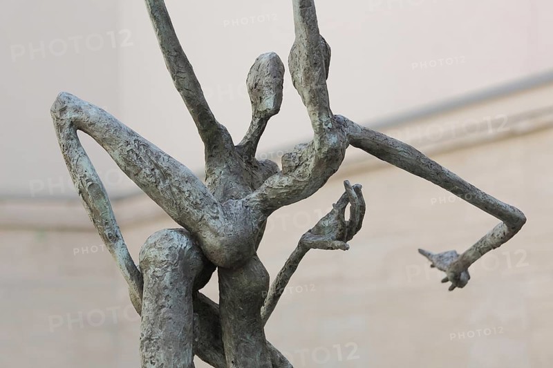 Sculpture Circulo Virtuosi by Helge Leiberg 2014, figures, dancing, dancing couple, elegant, graceful, thin, long, legs, arms, athletic, moving, hands, gestures, modern art, bronze, Rathausplatz, Eschborn, Taunus, Hesse, Germany, Europe