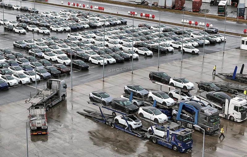 Tesla Y new cars are loaded onto car transporters at the Tesla Giga Factory, Grünheide, 25.09.2024., Grünheide, Brandenburg, Germany, Europe