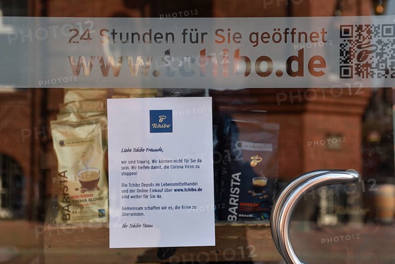 Europe, Germany, Lower Saxony, Stade district, Buxtehude, COVID-19 (coronavirus SARS-CoV-2), pandemic, deserted main shopping street, Lange Straße, Tchibo shop, date of recording: Friday, 27 March 2020, time 13:08, customer info, Europe