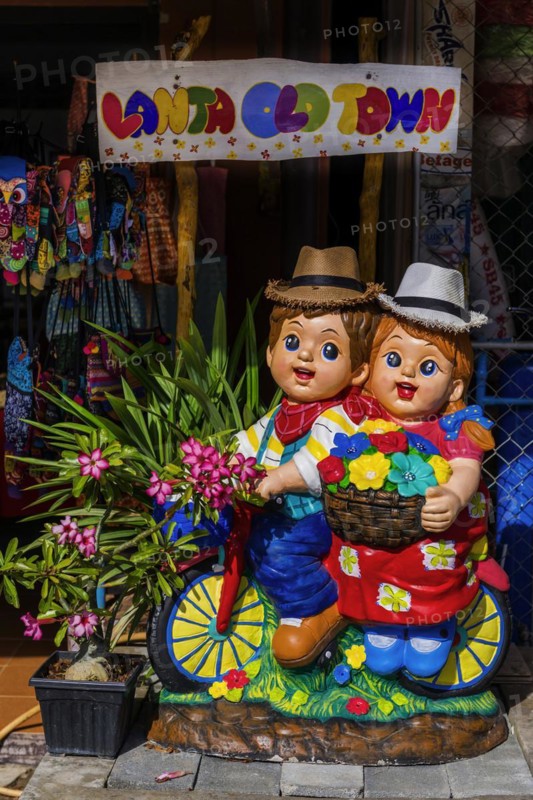 Welcome to Ko Lanta, figures, figurine, sculpture, advertising, greeting, message, colourful, shrill, funny, striking, couple, decoration, joyful, fun, laughing, culture, design, comic, cartoon, comic figure, funny, Thailand, Asia