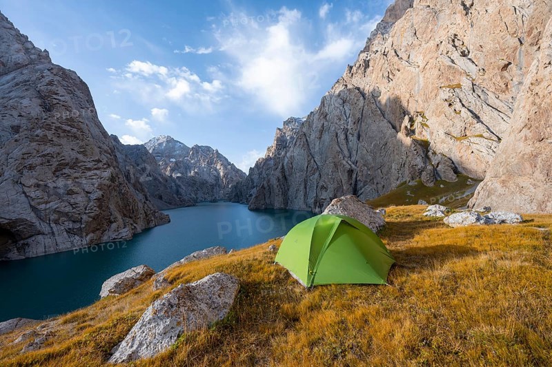 Wild camping, camping in the wilderness with a tent in front of mountain lake Kol Suu, Sary Beles Mountains, Naryn Province, Kyrgyzstan, Asia