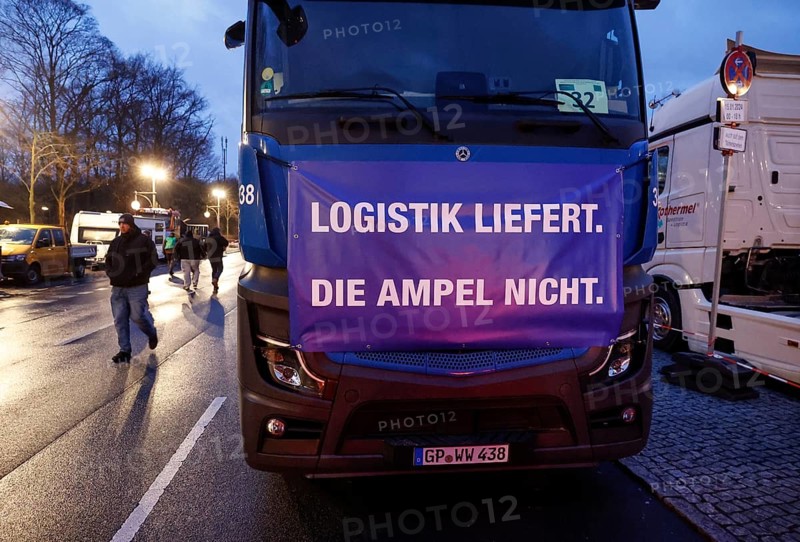 Thousands of farmers demonstrate with their tractors and logistics companies against the planned cancellation of the agricultural diesel subsidy, Berlin, 15.01.2024