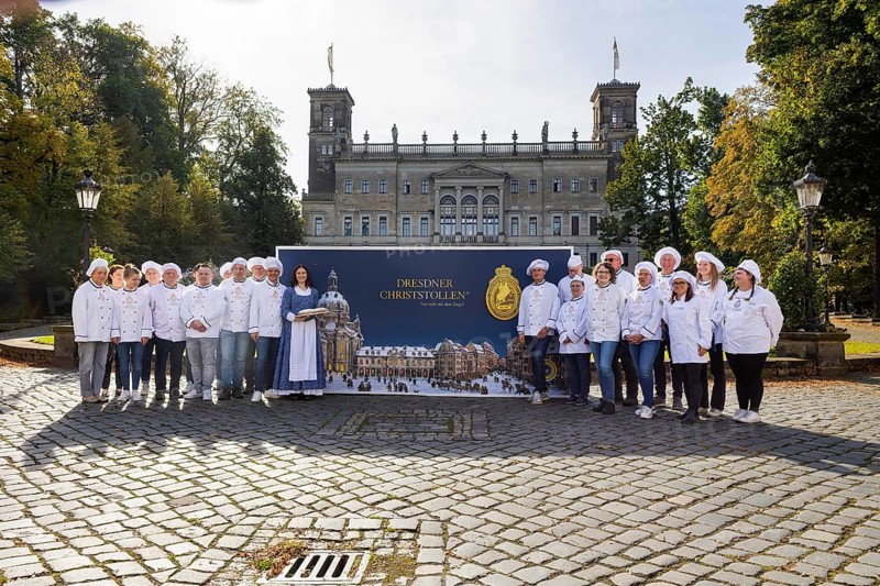 Ballet meets breakdance: With 100 beats per minute into the stollen season Dresden stollen bakers make the stollen and The Saxonz dance The 29th Dresden Stollen Girl Nelly charburner and Andreas Wippler Chairman of the Board Schutzverband Dresdner Stollen e.V., Dresden, Saxony, Germany, Europe