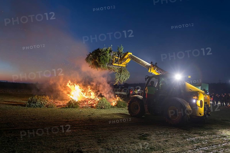 A warning fire at a rally of farmers and farmers because of the federal government's plans to cut subsidies, Christmas trees, wheel loader, Ostfildern-Plieningen, Baden-Württemberg, Germany, Europe