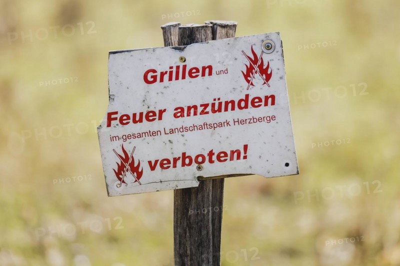 A sign with the inscription 'Barbecues and lighting fires prohibited' stands in a meadow in Berlin, 29/02/2024