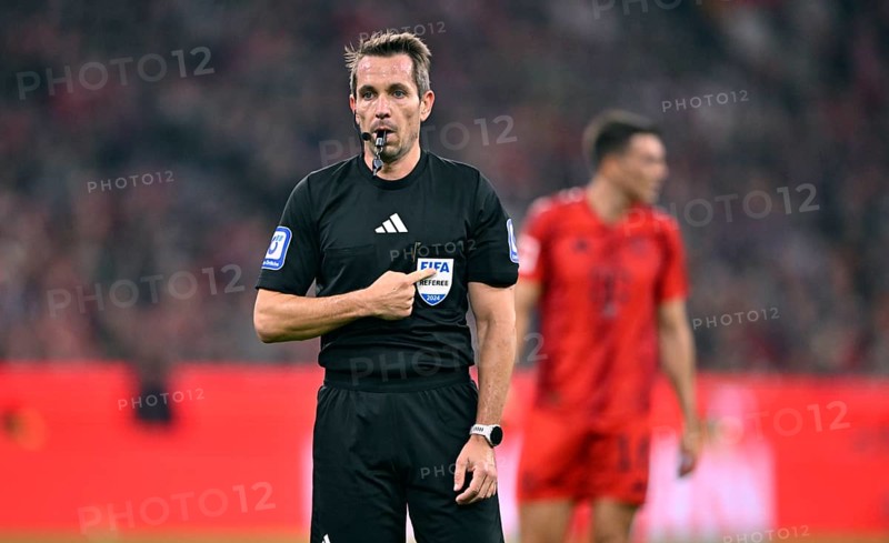 Referee Referee Tobias Stieler points to logo FIFA Referee, gesture, gesture, whistle in mouth, Allianz Arena, Munich, Bavaria, Germany, Europe