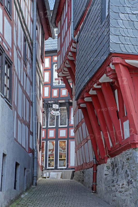 Half-timbered houses in narrow alley, idyll, red wooden beams, narrow, old town, Limburg, Hesse, Germany, Europe