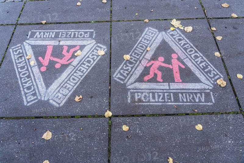 Warning against pickpockets, sprayed on the pavement, action by the North Rhine-Westphalia police, at particularly vulnerable points, such as here at the Drachenfels railway stop, Königswinter, North Rhine-Westphalia, Germany, Europe