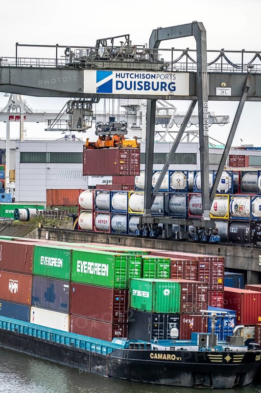 Port of Duisburg Ruhrort, Container freighter being loaded and unloaded at DeCeTe, Duisburg Container Terminal, Duisport, Duisburger Hafen AG, Duisburg, North Rhine-Westphalia, Germany, Europe